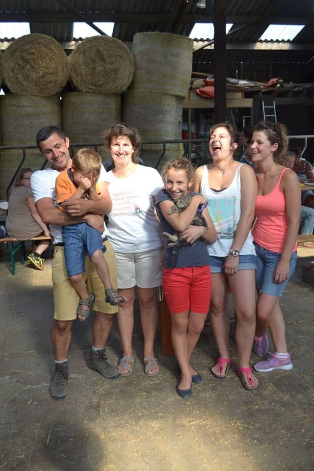 Portrait de famille de Danielle, Philippe et leurs enfants dans un champ