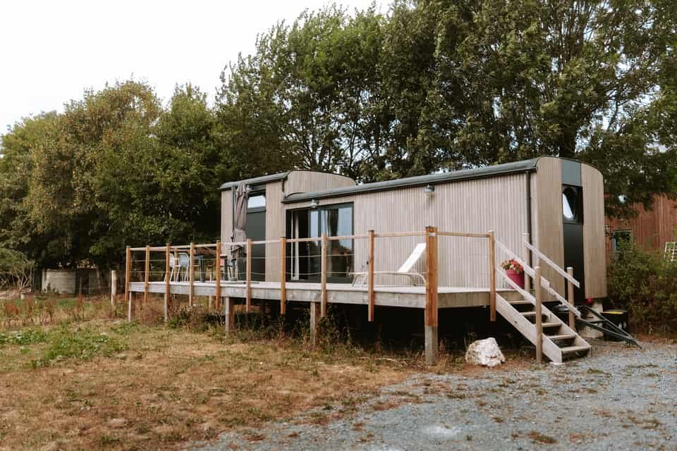 Extérieur de la Tiny House d'Habaru, nichée dans la nature